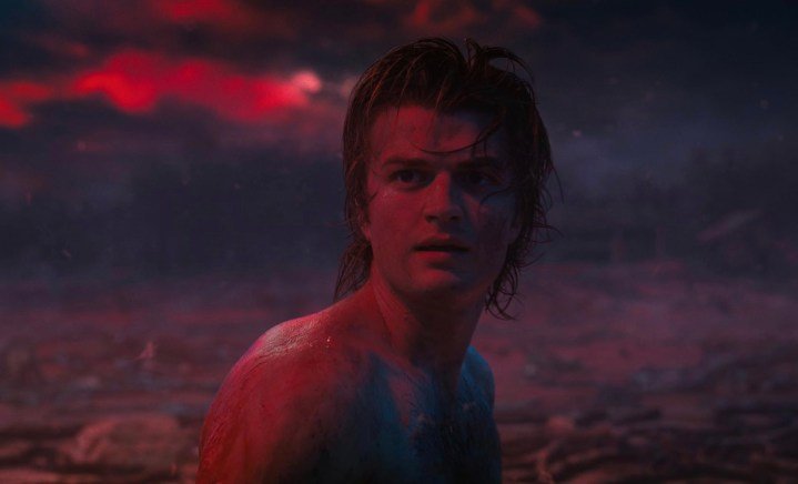 Un Joe Keery sin camisa mira con incredulidad "Stranger Things".