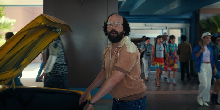 Brett Gelman junto al maletero del coche en "Stranger Things".