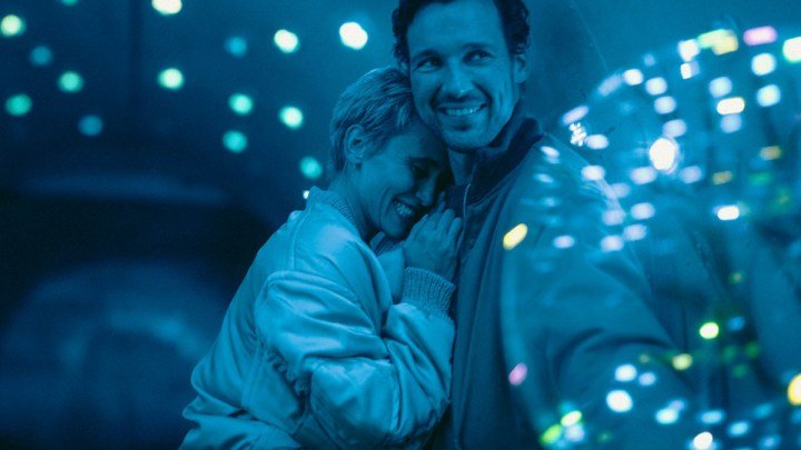 Peri Baumeister y Florian David Fitz en La señal.