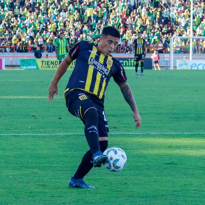 Brian Fernández en Almirante. (Foto: Prensa Almirante Brown).