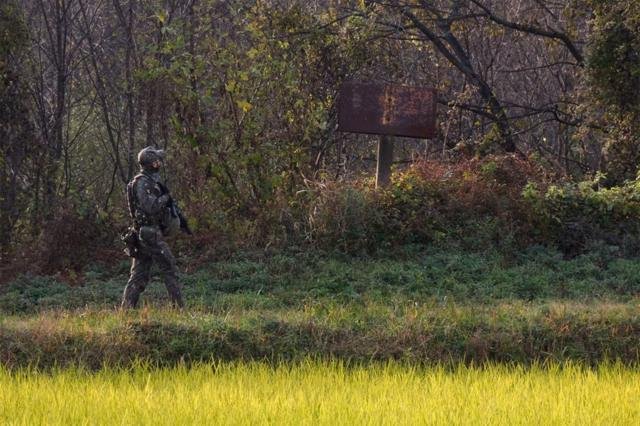 Una señal oxidada marca la frontera entre Corea del Norte y Corea del Sur.