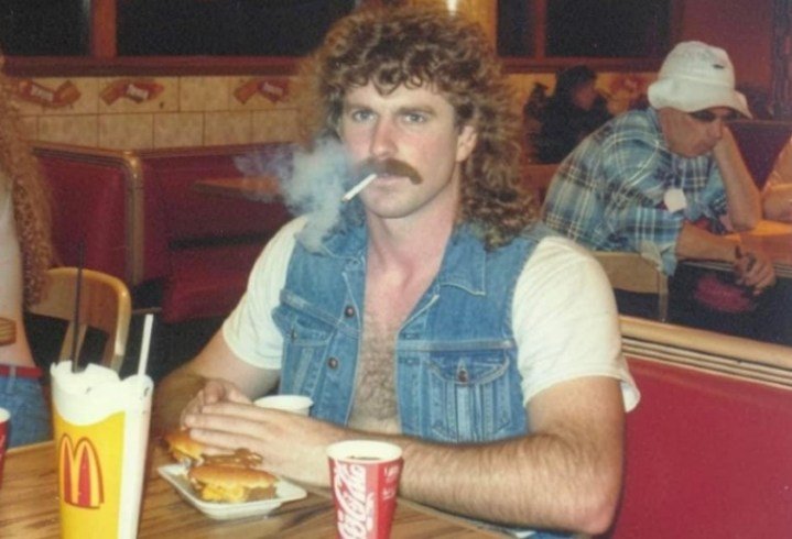 Hombre fumando en McDonald's