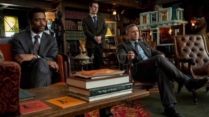 Lakeith Stanfield, Noah Segan y Daniel Craig en la novela policíaca de Rian Johnson Knives Out.