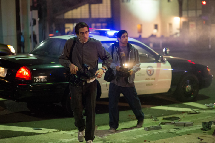 Dos hombres caminando en Nightcrawler.
