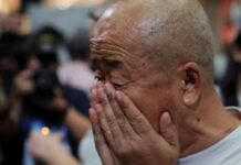 Las familias que 10 años después siguen buscando a las víctimas del desaparecido vuelo MH370, el mayor misterio de la historia de la aviación