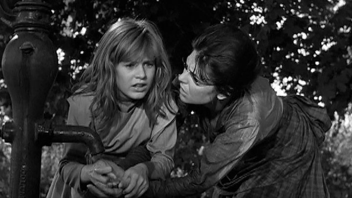 Patty Duke en The Miracle Worker, se enfrentó a una mujer que la consolaba.
