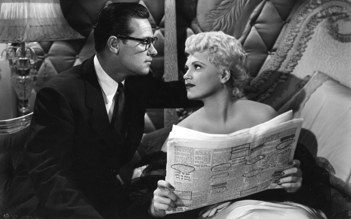 Una mujer mira a un hombre en Born Yesterday.