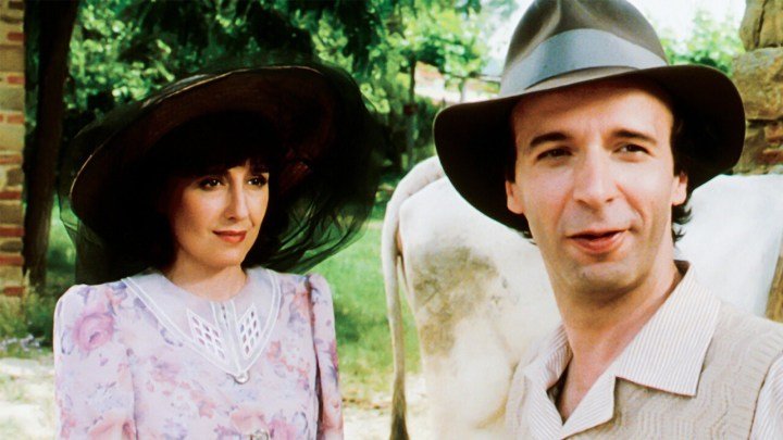 Una mujer mira a un hombre en La vida es bella.