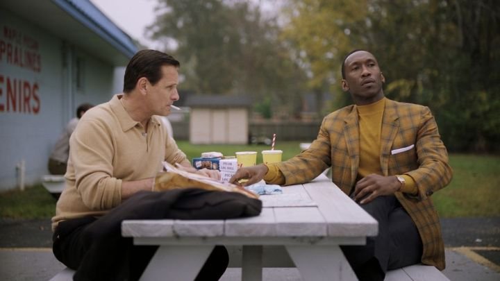 Tony y Don almorzando afuera en Green Book.