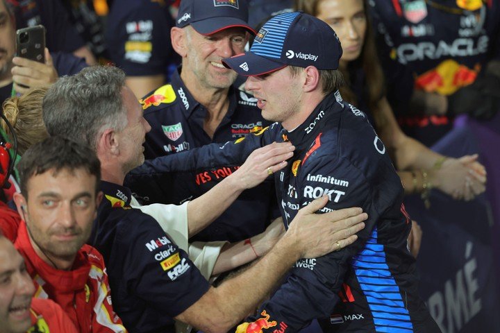 Verstappen festejó con Horner. (AP)