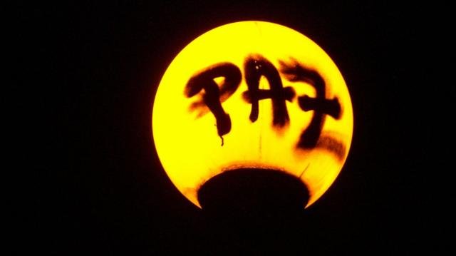 Paz, escrita en un farol