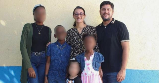 Esteban Zambrano y Carolina da Silva junto a sus cuatro hijos.