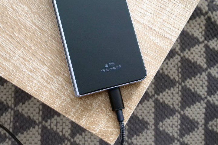 El Samsung Galaxy Z Fold 5 cargado.