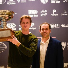 Es noruego, juega con el mejor jugador del mundo y ganó uno de los torneos más importantes del país