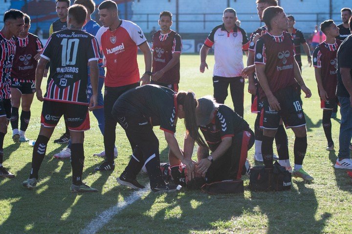 El partido se reanuda tras la agresión a Fernando Brandán. (Foto: Prensa Chacarita).