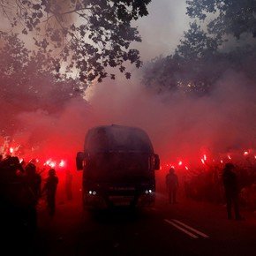 Insólito: hinchas del Barcelona se equivocaron de micro y apedrearon a sus propios jugadores