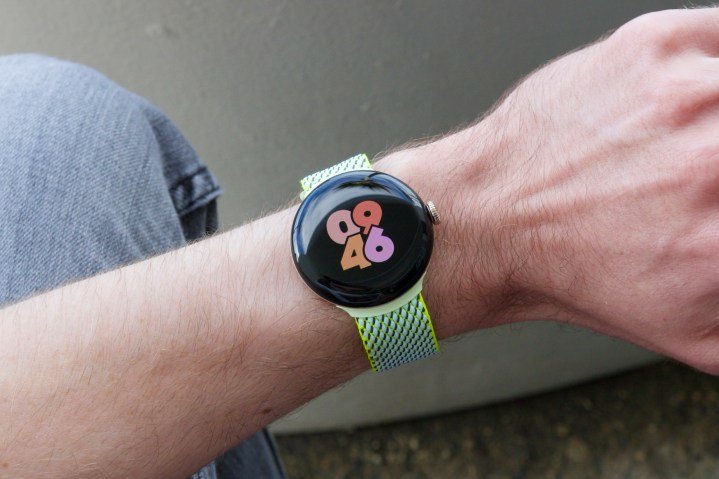 Una persona sentada y con el Google Pixel Watch 2.