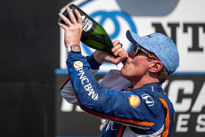 Dixon se llevó un carrerón en Detroit.(REUTERS)