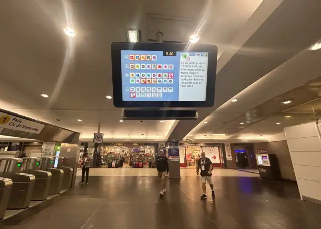 Vista general de un panel informativo en la estación de La Defense en París.