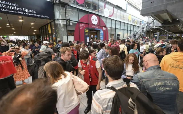 Pasajeros varados en la estación de Montparnasse