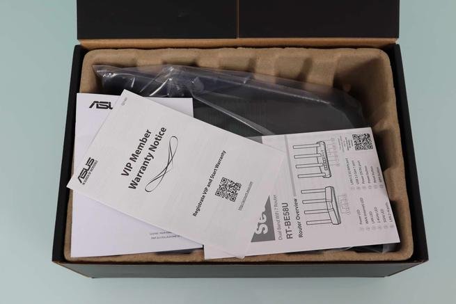 Interior de la caja del router Wi-Fi ASUS RT-BE58U