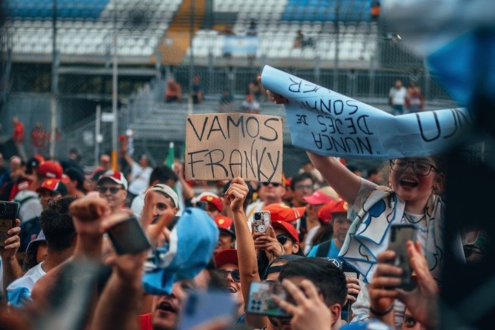 "Vamos, Franky", la frase que lucía uno de los carteles en Monza. (Crédito: IG/francolapinto)