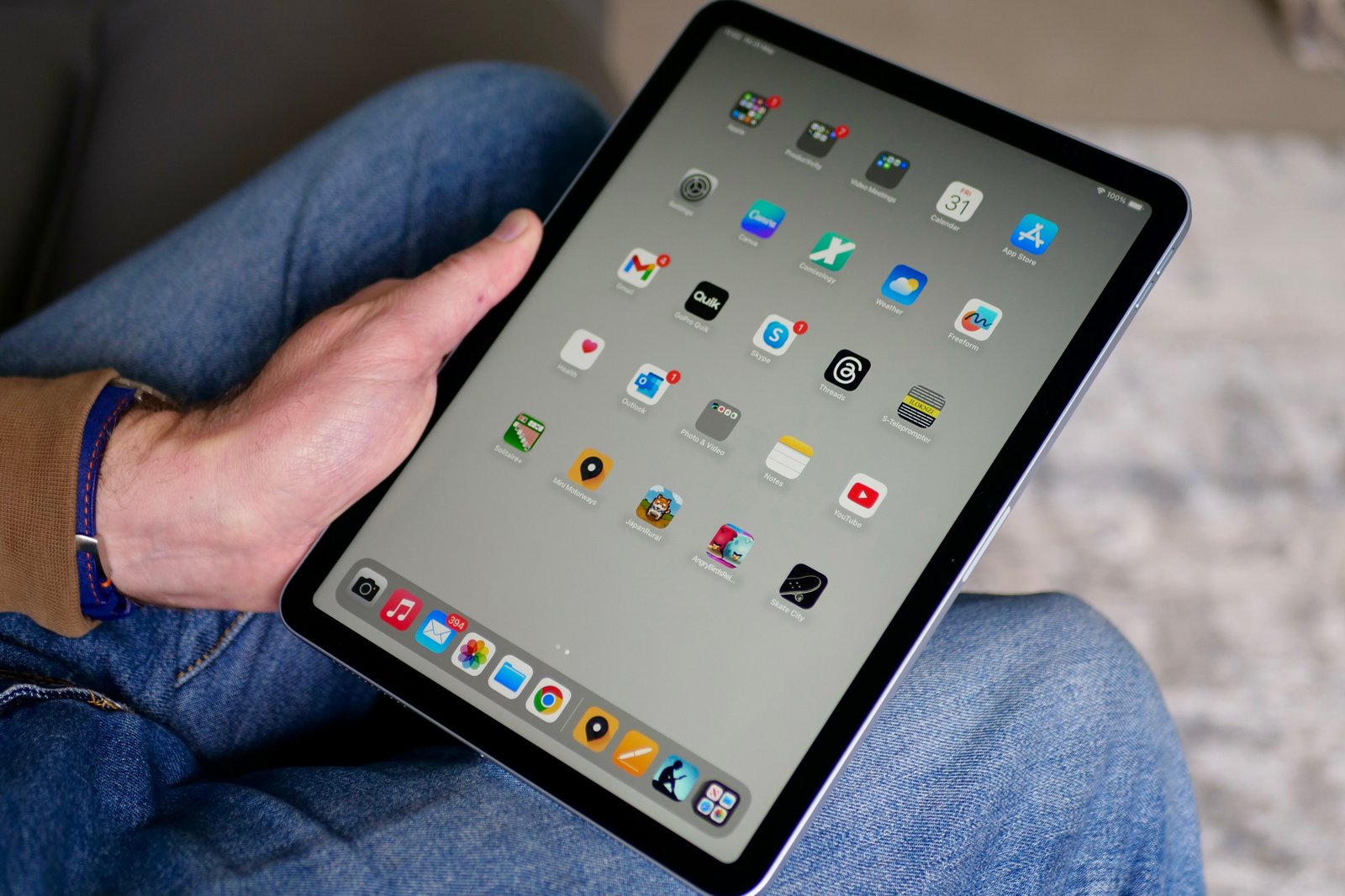 Una persona sosteniendo el Apple iPad Air (2024), mostrando la pantalla.