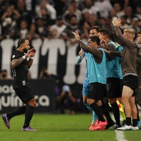 Corinthians goleó y salió del descenso