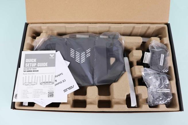 Interior de la caja del router Wi-Fi 7 ASUS TUF-BE6500 en detalle