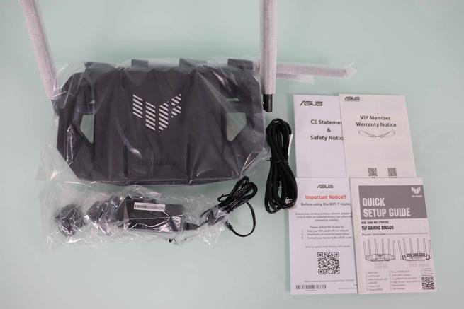 Contenido de la caja del router Wi-Fi 7 ASUS TUF-BE6500 en detalle