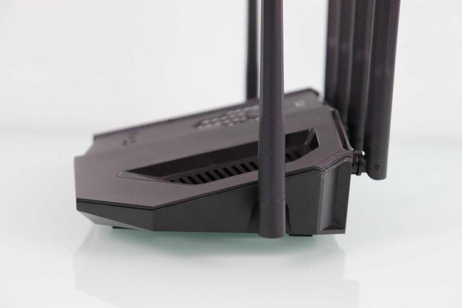 Lateral derecho del router Wi-Fi 7 ASUS TUF-BE6500 en detalle