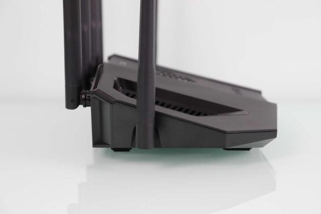 Lateral izquierdo del router Wi-Fi 7 ASUS TUF-BE6500 en detalle