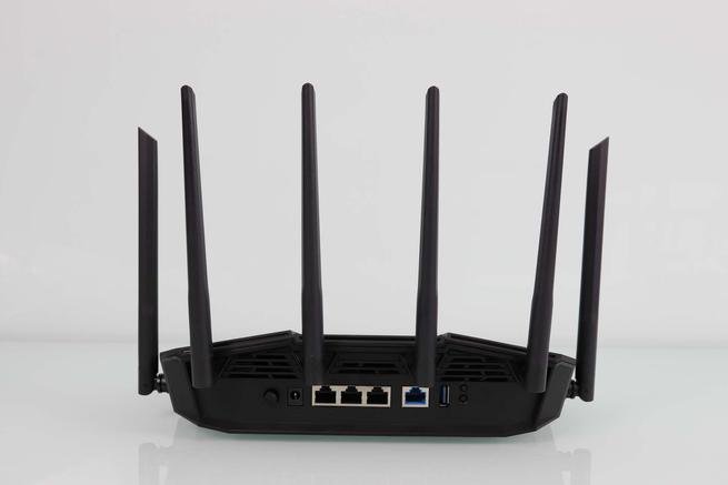 Trasera del router Wi-Fi 7 ASUS TUF-BE6500 con todos los puertos