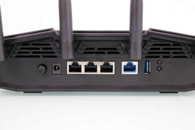 Zona trasera del router Wi-Fi 7 ASUS TUF-BE6500 con los puertos 2.5G