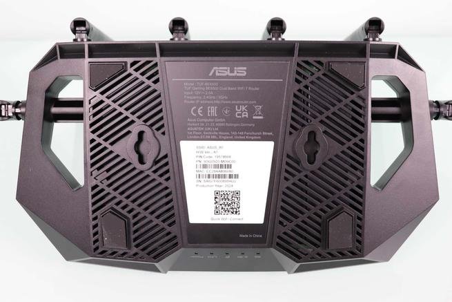 Zona inferior del router Wi-Fi 7 ASUS TUF-BE6500 con pegatina de datos