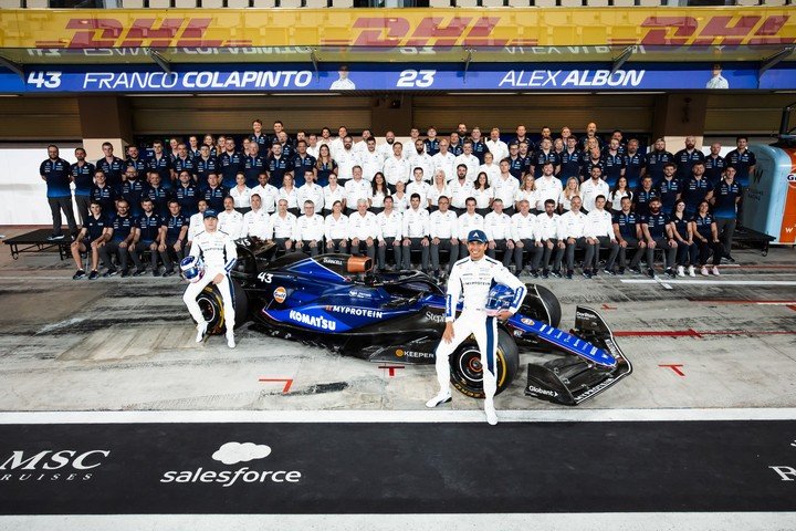 A la izquierda, en la parte trasera del FW46, un Colapinto que cumplió su sueño. (Williams Racing)