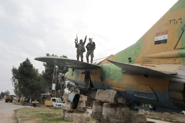 Rebeldes sobre un avión militar sirio.