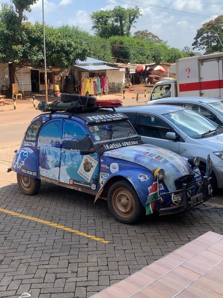 "Travesía Africana": el recorrido de los hermanos Franzosi junto a Agustín Izquierdo que buscar recorrer el continente con su vehículo Citroën 3CV y que las figuras de Lionel Messi los ayuda a cruzar fronteras (Foto: Cortesía de Ricardo Franzosi).