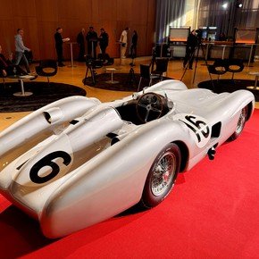 Un Mercedes que manejó Fangio se transformó en la venta más cara de la historia entre autos de carrera