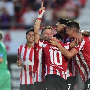 Estudiantes frenó a Racing y le ganó 2-0 