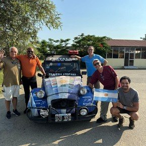 Dos hermanos recorren África en auto y Messi los ayuda a cruzar fronteras