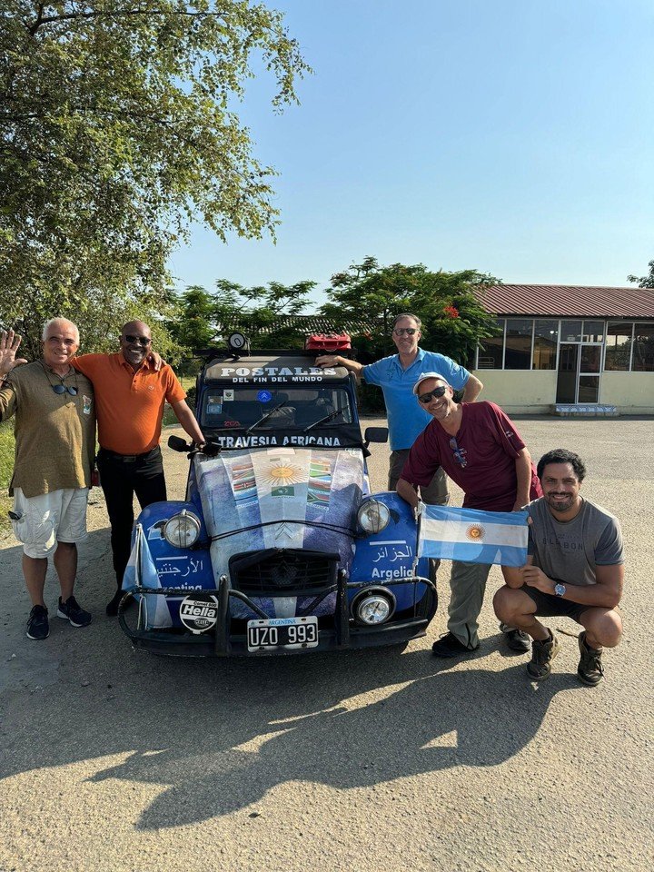 "Travesía Africana": el recorrido de los hermanos Franzosi junto a Agustín Izquierdo que buscar recorrer el continente con su vehículo Citroën 3CV y que las figuras de Lionel Messi los ayuda a cruzar fronteras (Foto: Cortesía de Ricardo Franzosi).