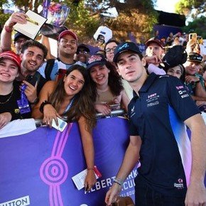 Colapinto con los fans en Australia: de regalar comida a la foto con dos hermanos por ser argentinos