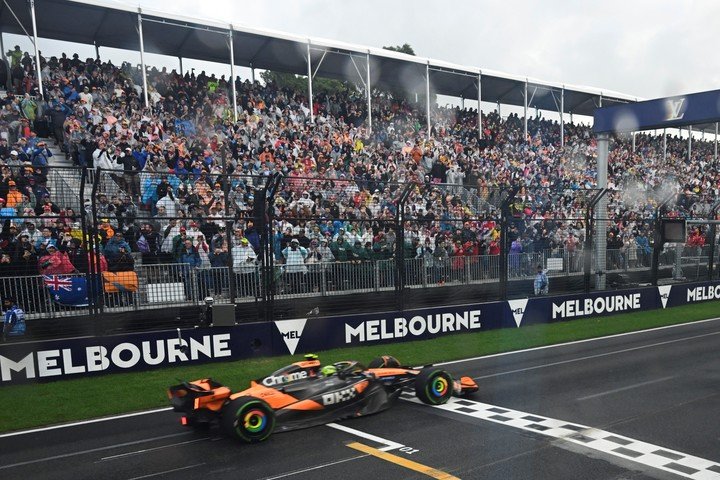 Lando Norris atravesando la línea de meta en Australia. (AP)