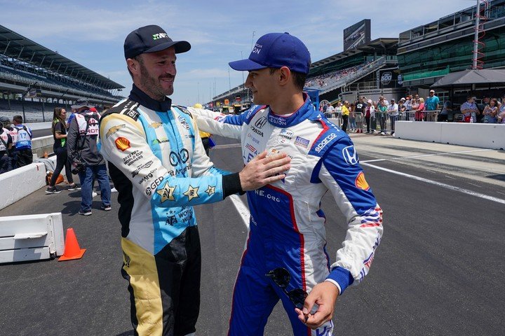 Canapino, con pilcha argentina, y Palou en las 500 Millas de Indianápolis. (AP Photo/Darron Cummings)