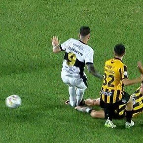 Video: el planchazo de Benedetto que provocó roja directa por VAR