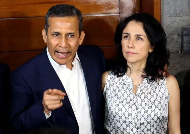 Ollanta Humala habla y gesticula junto a Nadine Heredia.