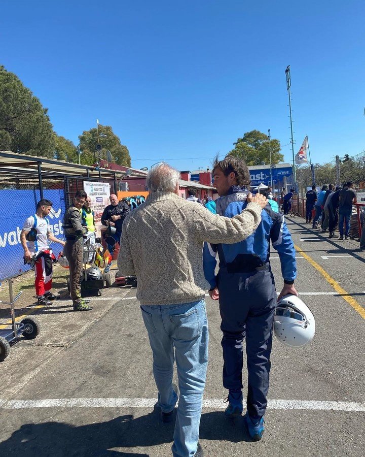 El piloto en una pista junto a la persona que lo ayudó a llegar hasta ahí, su abuelo. (@valenyan_)