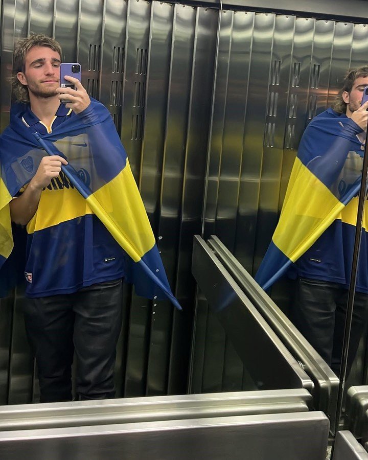 Valentín con la camiseta del Xeneize. (@valenyan_)