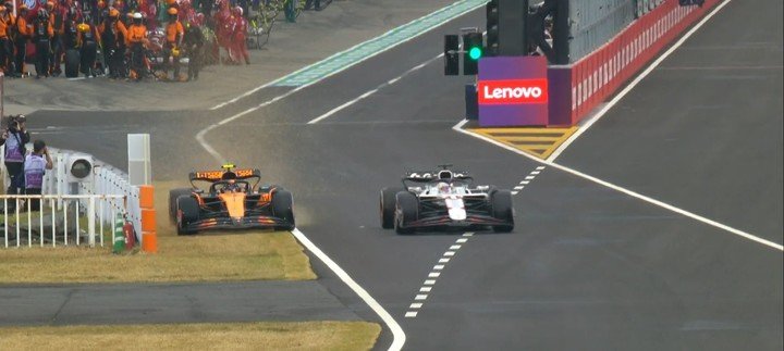 Salen de boxes y Norris se va al pasto.